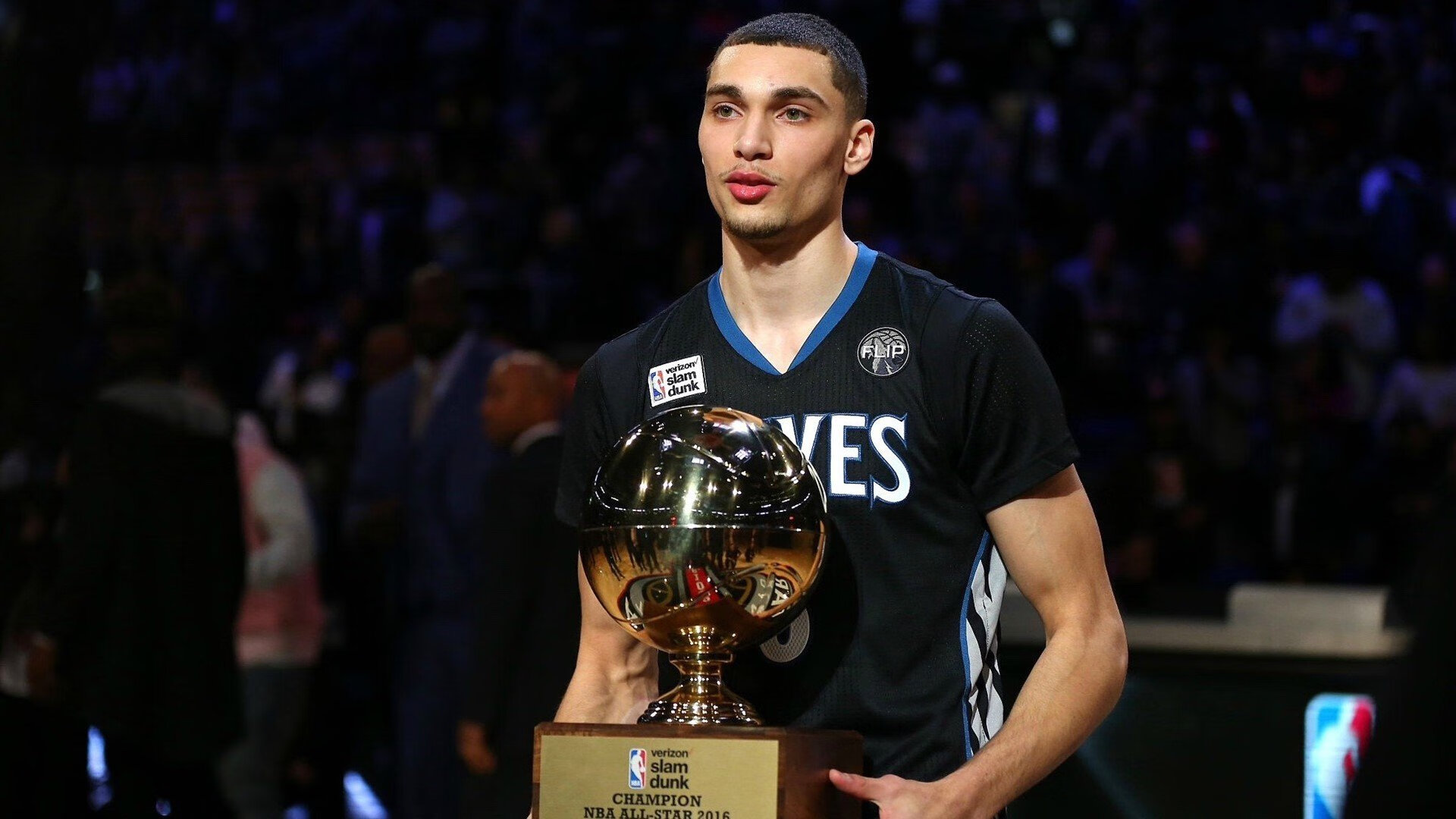 瑞士女足球员雪地铲球太猛，把对手铲进雪堆，瑞士女足国脚